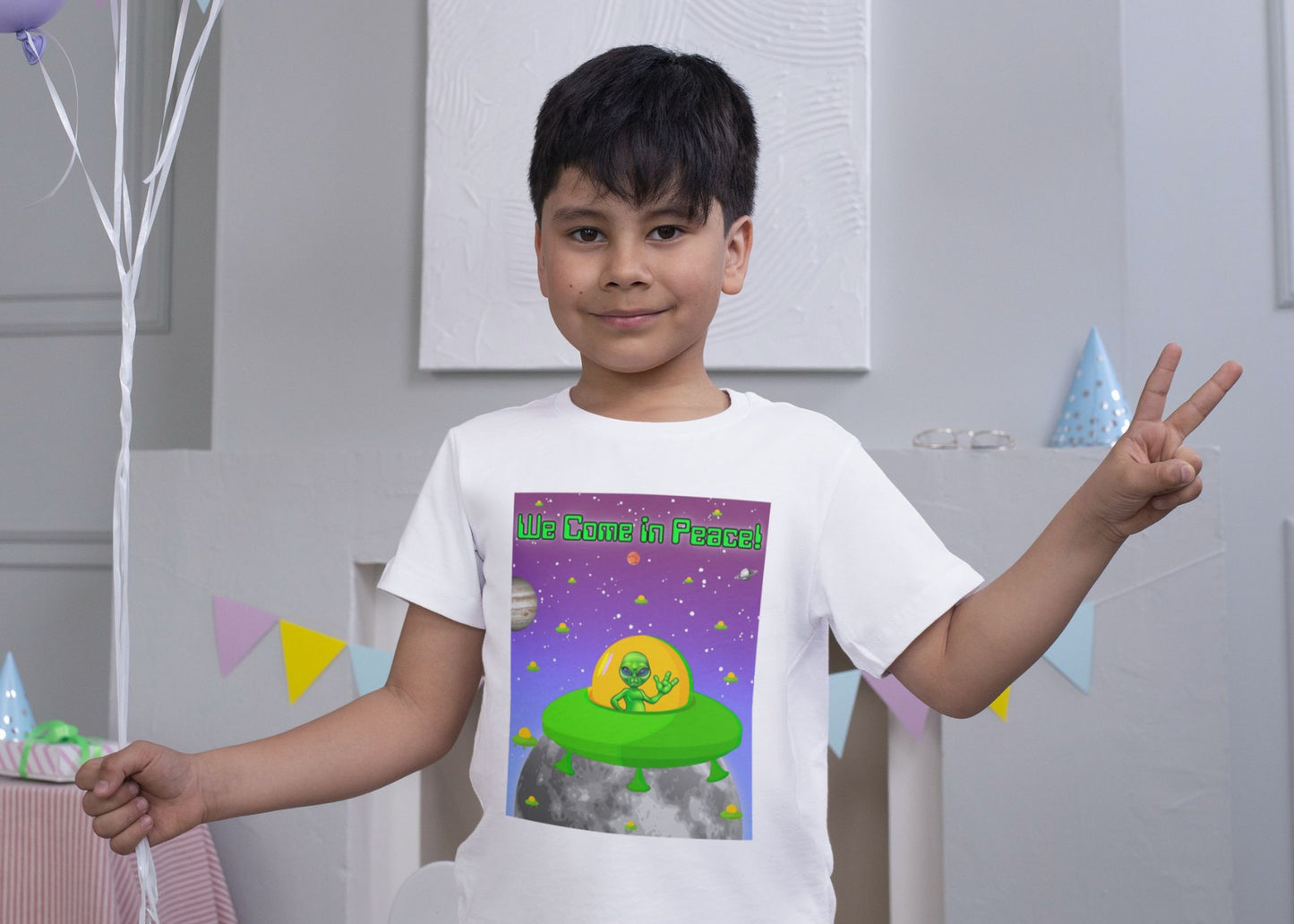 We Come In Peace Says the Friendly Alien - Short Sleeve T-Shirt